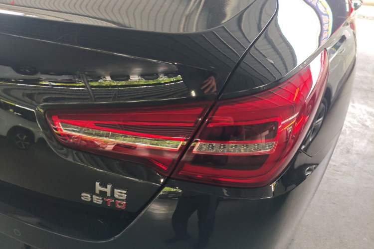 Used Hongqi H5 2022 Classic Model Facelift 1.5T DCT Qiyun Edition Right Rear Taillight