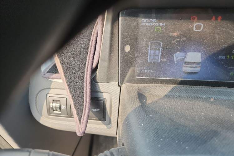 Used Wuling Hongguang MINIEV 2021 Macaron Fashion Model Lithium Iron Phosphate Odometer Close Up