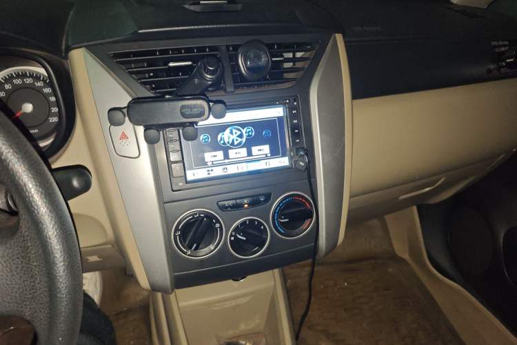 Used Venucia R50 2013 1.6L Manual Fashion Edition
