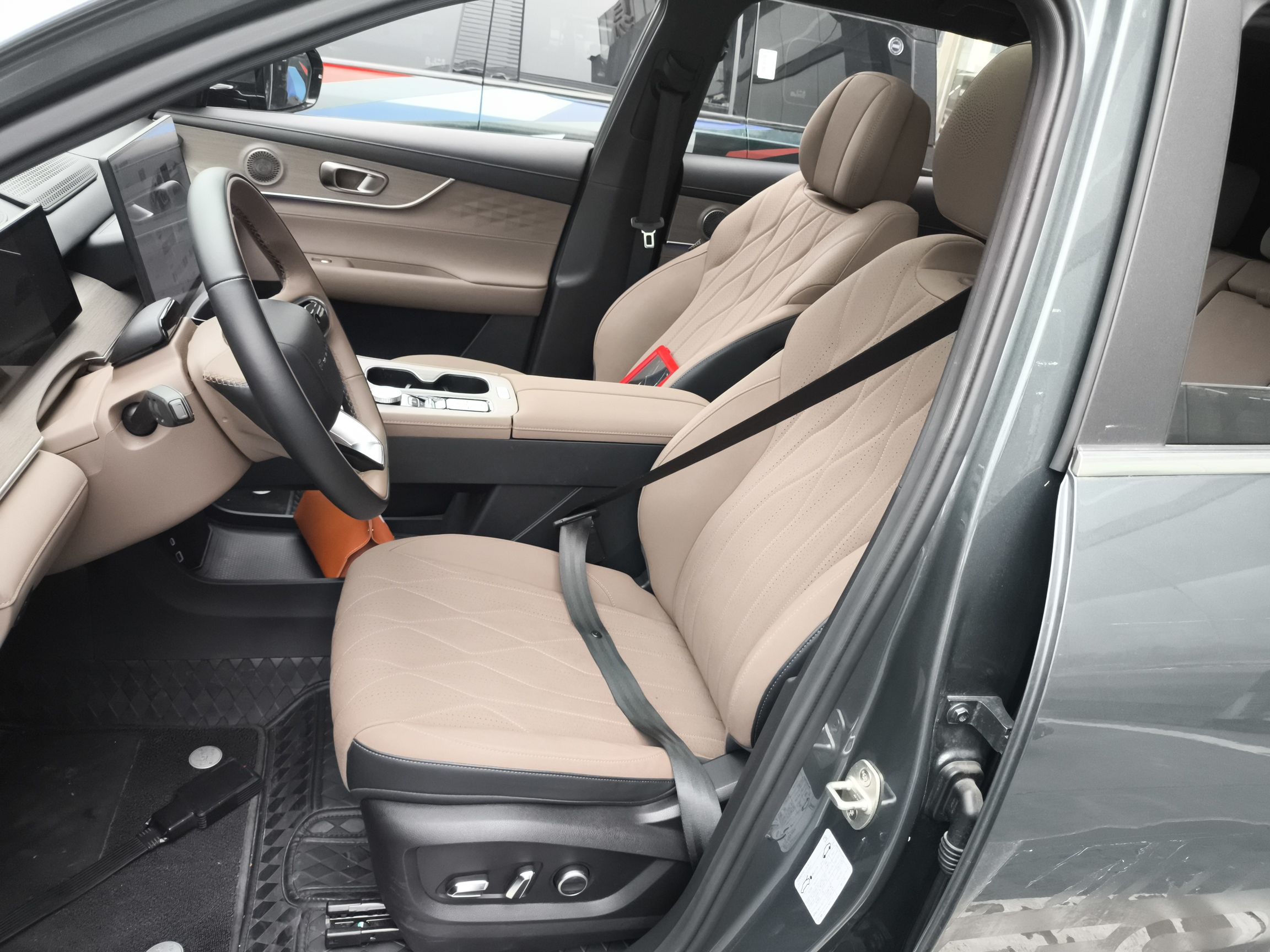 المقاعد الأمامية داخل السيارة