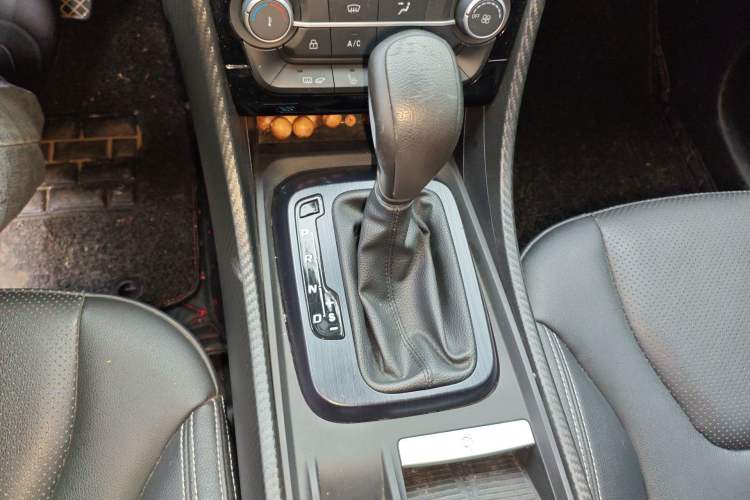 Used JMC Yusheng S330 2016 1.5L GTDi Automatic Two-Wheel Drive Prestige Edition Gear Lever