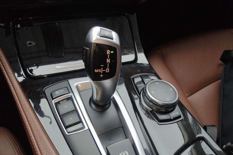 Used BMW 5 Series 2014 528Li Leading Model
