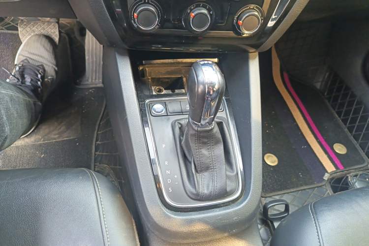 Used Volkswagen Sagitar 2018 280TSI DSG Ignite Edition Gear Lever