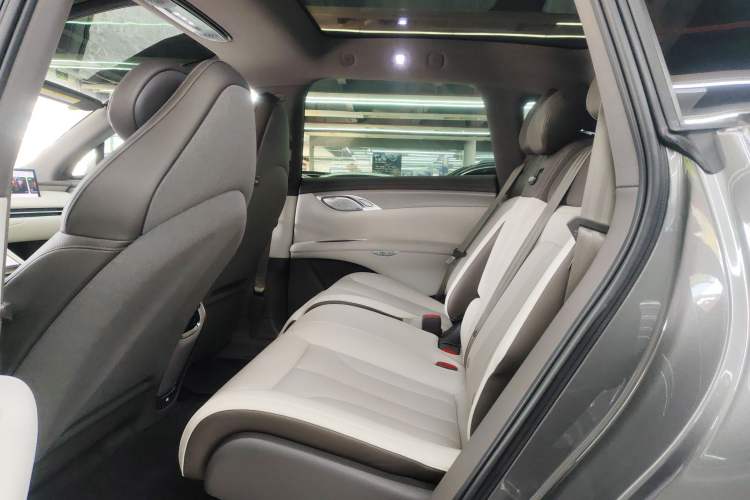 Used IM LS7 2023 100kWh Lux Rear-Drive Version Interior 4