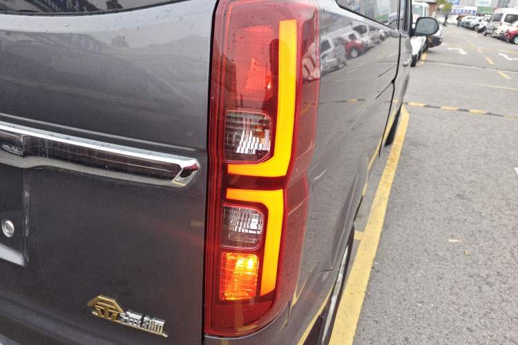 Used Jinbei Gold Hiace 2021 1.5L Passenger Van Travel Lion 6-Seater