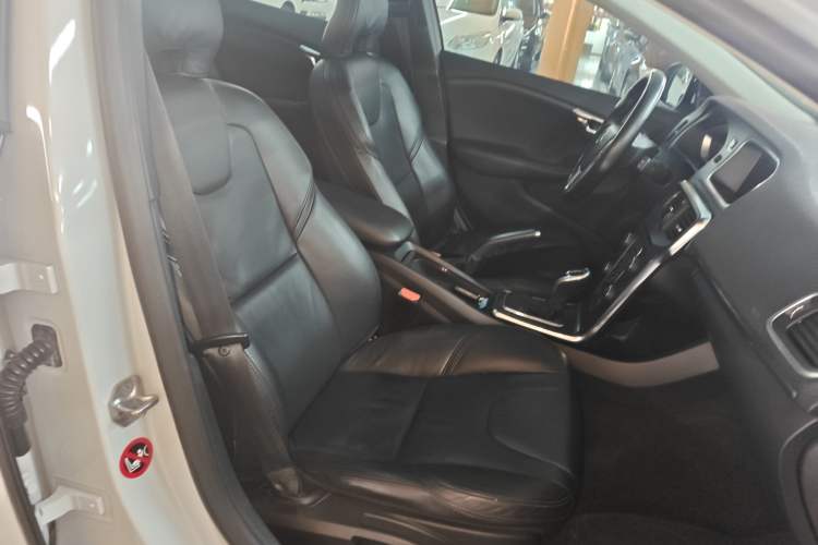 Used Volvo V40 2014 2.0T Zhiya Edition
