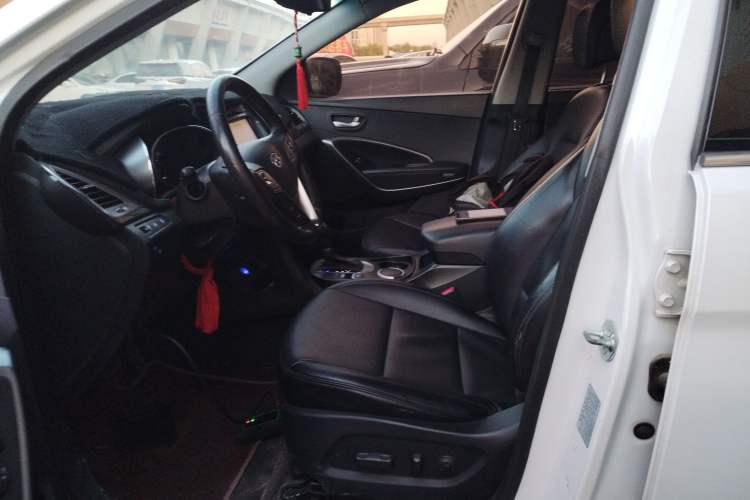 Used Hyundai Santa Fe 2015 2.0T Automatic Two-Wheel Drive Smart Version 5 Seats