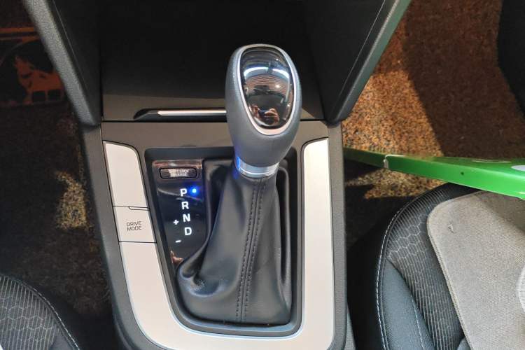 Used Hyundai Elantra (6th Generation / Lingdong) 2016 1.6L Automatic ZhiXuan – Elite Version Gear Lever
