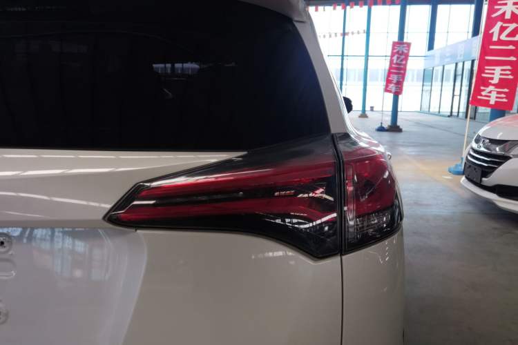 Used Toyota RAV4 2016 2.0L CVT Two-Wheel Drive Fashion Edition China V Standard Right Rear Taillight