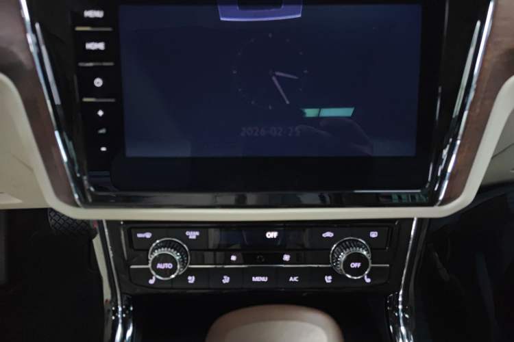 Used Volkswagen Phideon 2021 380TSI Prestige Edition Audio And AC Panel