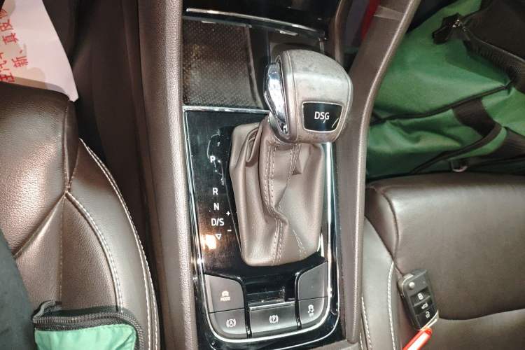 Used Skoda Kodiaq 2019 Facelifted TSI330 7-Seater Two-Wheel-Drive Luxury Enjoyment Edition China VI Standard Gear Lever