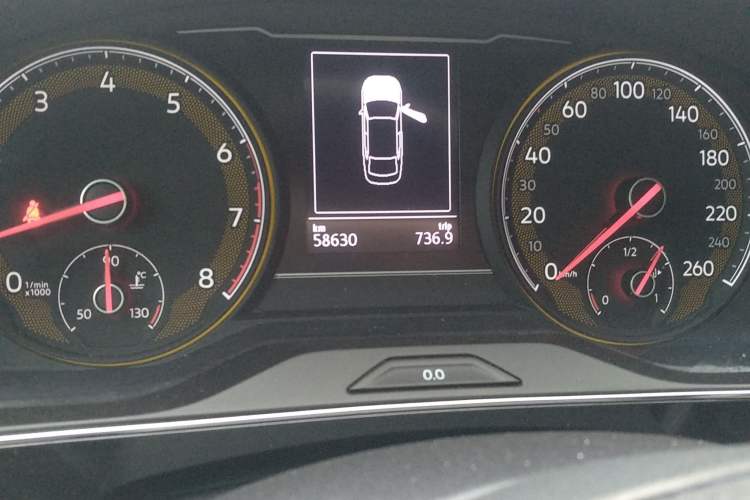 Used Volkswagen Passat 2019 280TSI Business Edition China VI Odometer Close Up