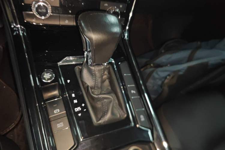 Used Volkswagen Phideon 2018 Revised Version 380TSI Two-Wheel Drive Business Edition Gear Lever