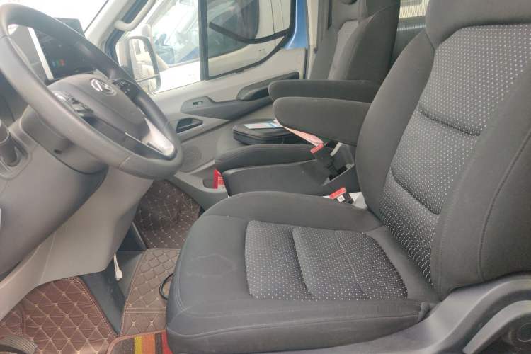 Used SAIC MAXUS Xintu V90 2022 2.0T AMT Yunjie Front-Wheel-Drive Long Wheelbase High-Roof Single-Tire Rear 7-Seater
