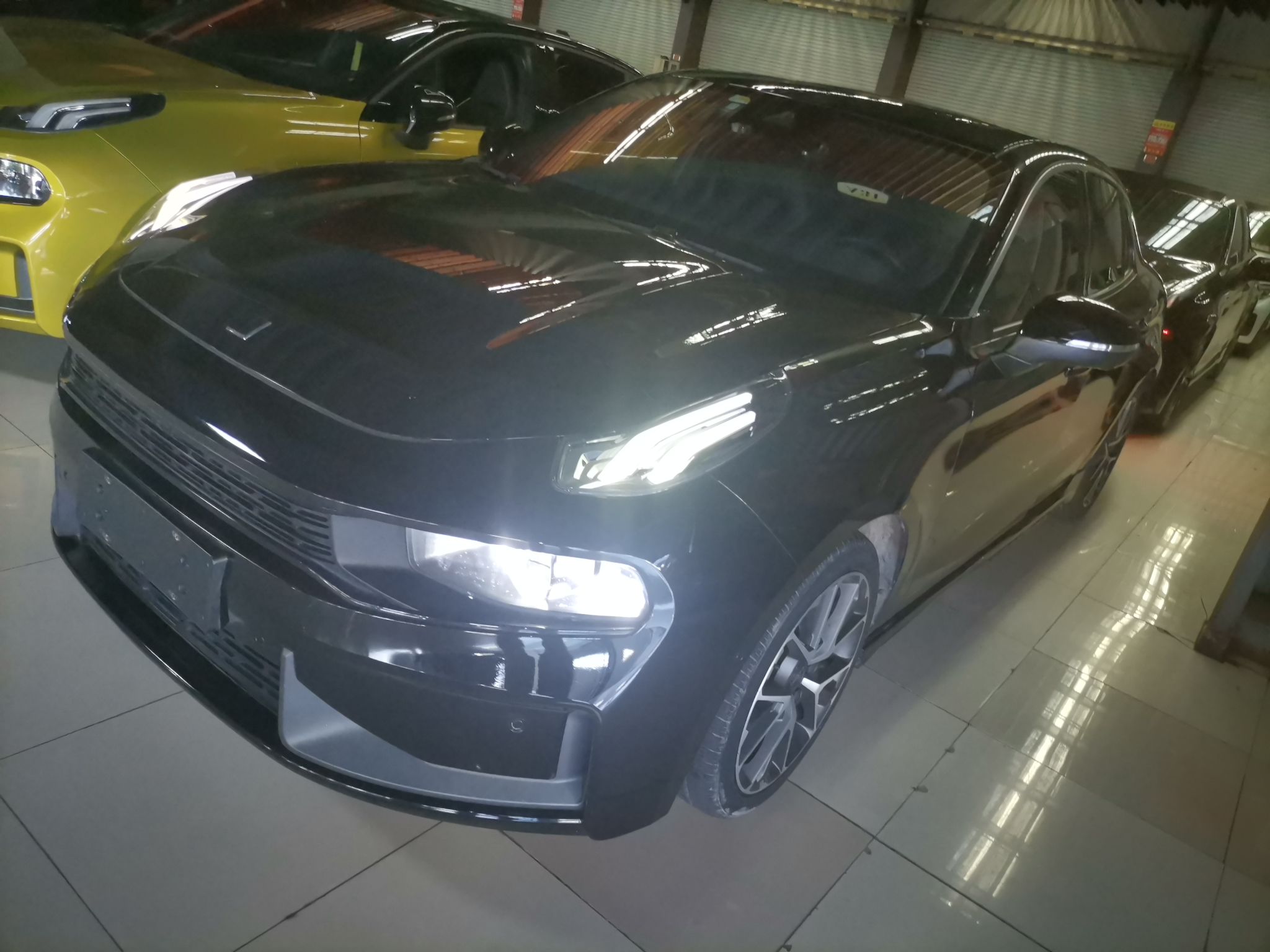 تحت مقدمة السيارة