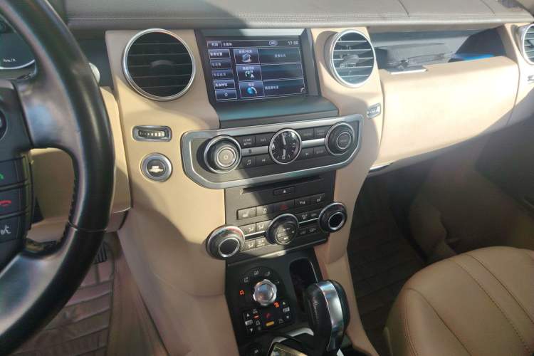 Used Land Rover Discovery 2011 3.0 SDV6 HSE Diesel Version Audio And AC Panel