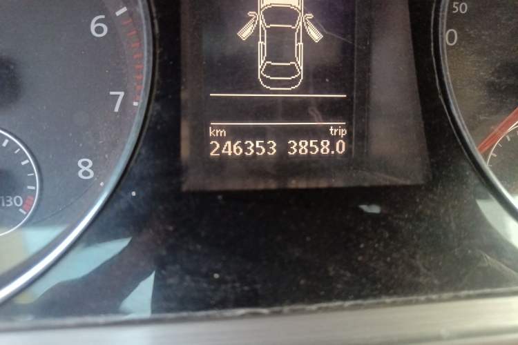 Used Volkswagen Magotan 2012 1.8TSI Luxury Model Odometer Close Up