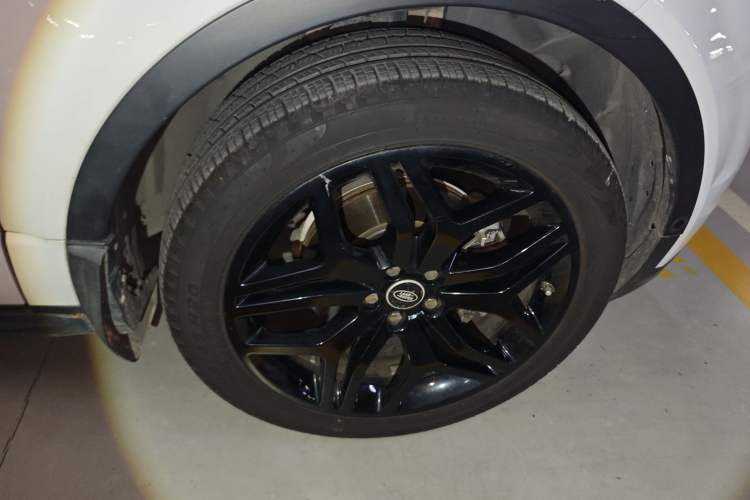 Used Land Rover Range Evoque 2016 2.0T HSE DYNAMIC All-Wheel Drive Edition Right Front Wheel Hub