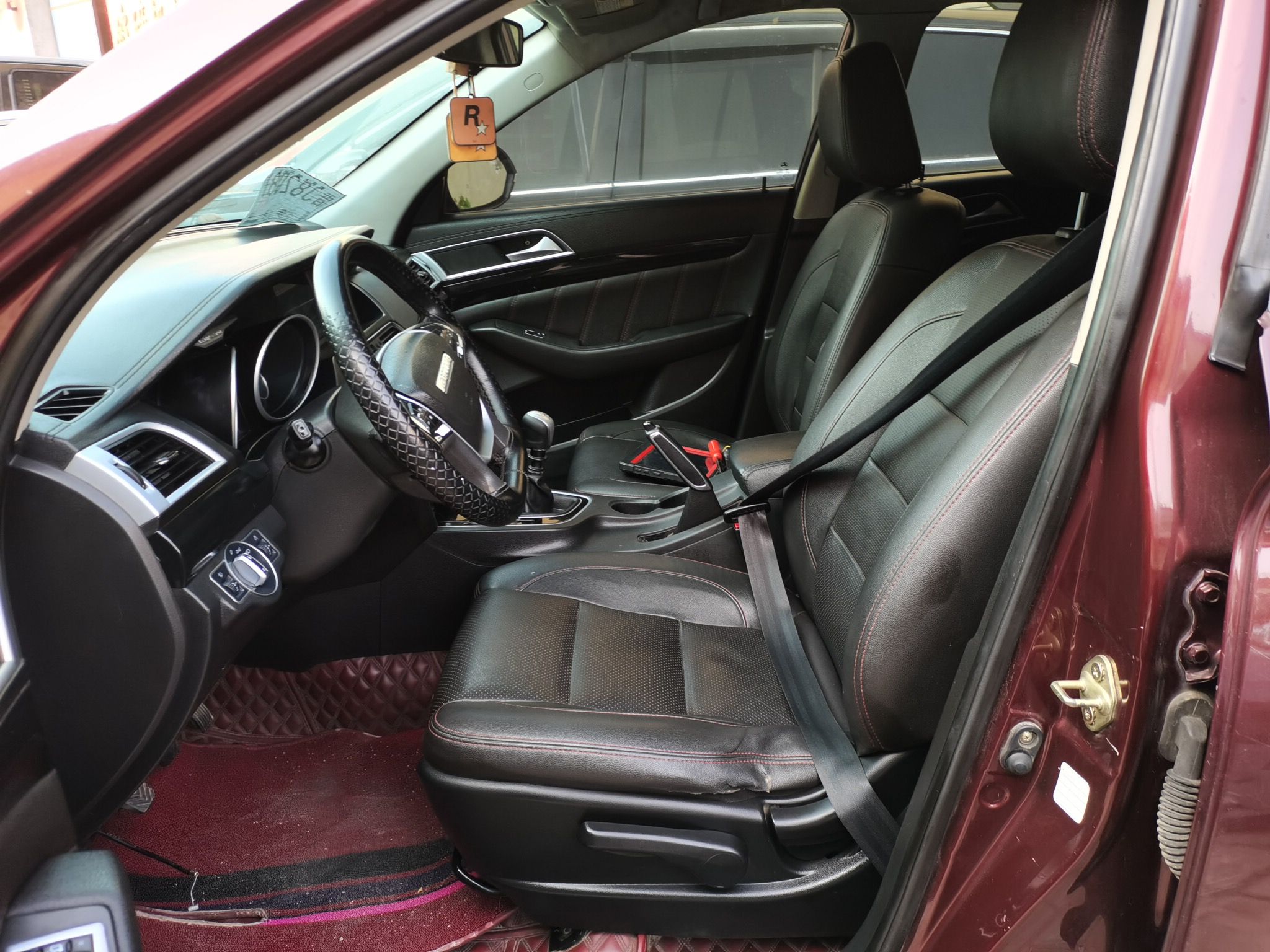 Переднее сиденье в автомобиле