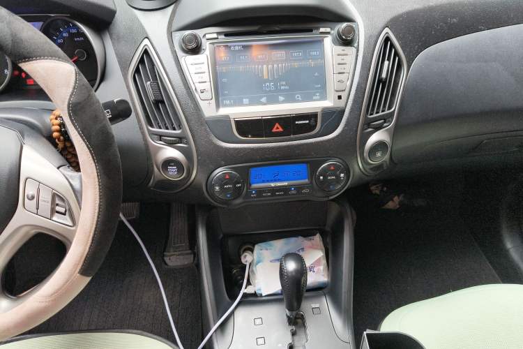 Used Hyundai ix35 2012 2.0L Automatic Two-Wheel Drive Elite Edition GLS Audio And AC Panel