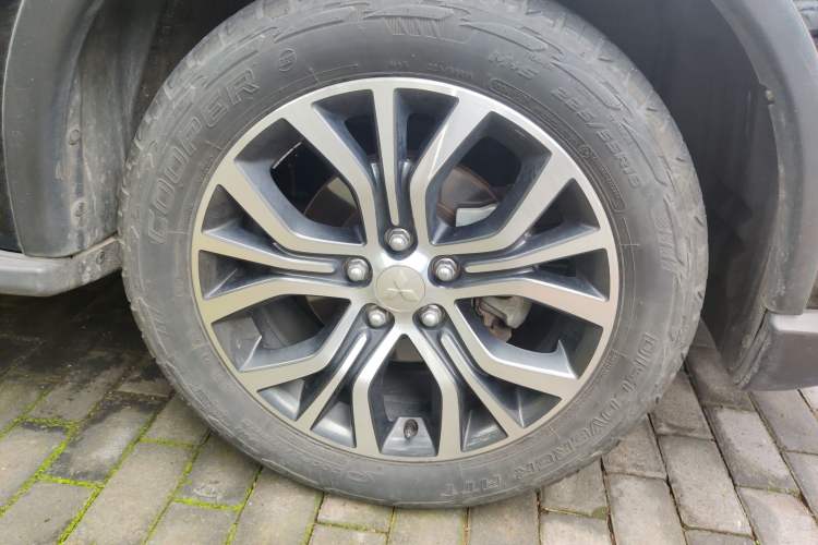 Used Mitsubishi Outlander 2018 2.4L 4x4 Elite Edition 5 Seats Right Front Wheel Hub