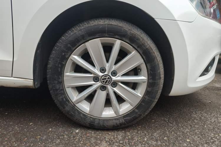 Used Volkswagen Jetta 2015 Value Edition 1.6L Automatic Comfort Version Right Front Wheel Hub
