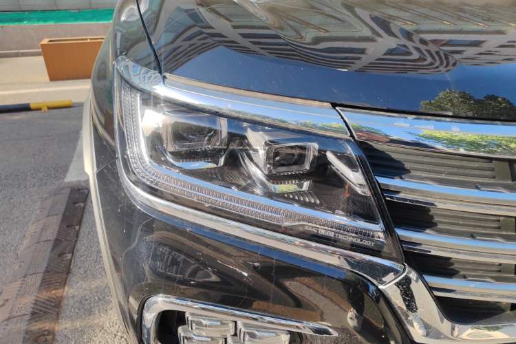 Used Roewe RX8 2018 30T Smart Connectivity All-Wheel Drive Supreme Edition
