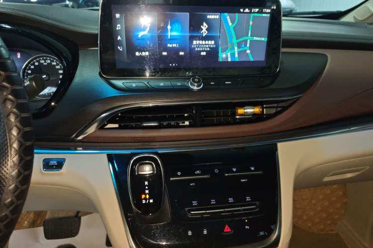 Used Buick GL8 2021 Land Cruiser Executive Class 652T Luxury Model Audio And AC Panel