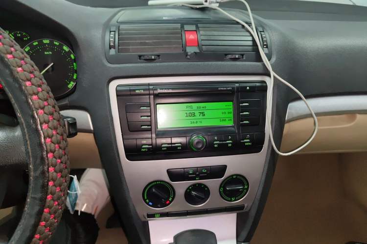 Used Skoda Octavia 2007 1.6L Automatic Elegance Edition Audio And AC Panel