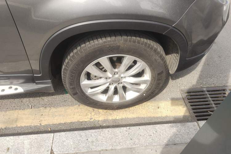 Used Kia Sorento 2012 2.4L Gasoline Luxury Edition Right Front Wheel Hub