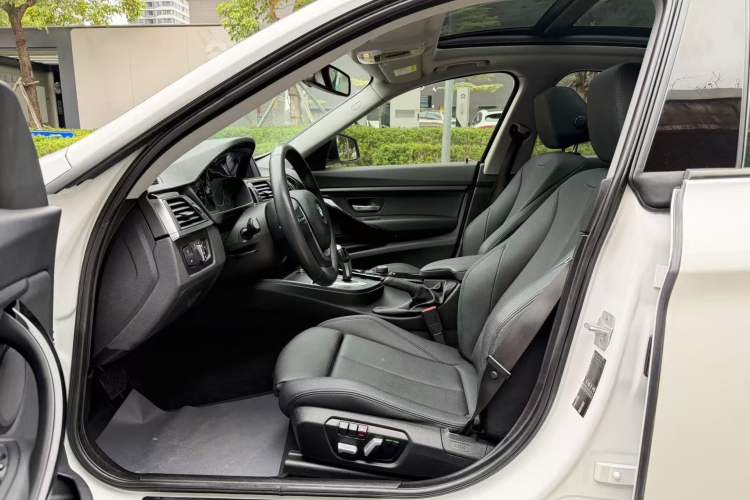Used BMW 3 Series GT 2018 320i Sport Edition Driver Seat