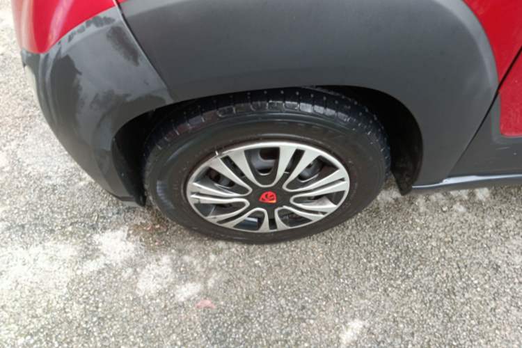 Used Baojun E100 2019 250KM Smart Drive Edition Left Front Wheel Hub