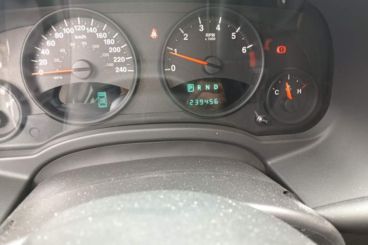 Used Jeep Compass 2011 2.4L four-wheel-drive sport version Odometer Close Up