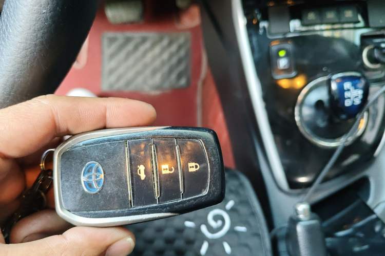 Used Toyota Levin 2017 Revised Dual-Engine 1.8H GS E-CVT Elite Sunroof Version China V Standard Vehicle Key