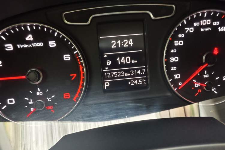 Used Audi Q3 2015 35 TFSI Comfort Model Odometer Close Up