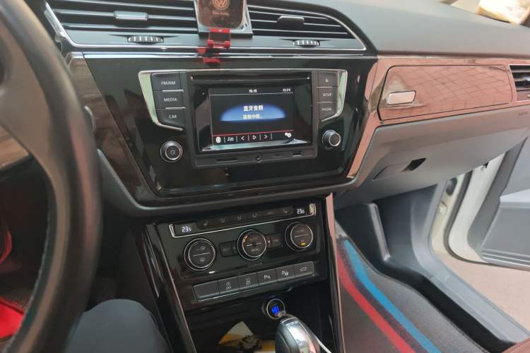 Used Volkswagen Touran 2016 Volkswagen Touran L 280TSI DSG Luxury Edition Audio And AC Panel