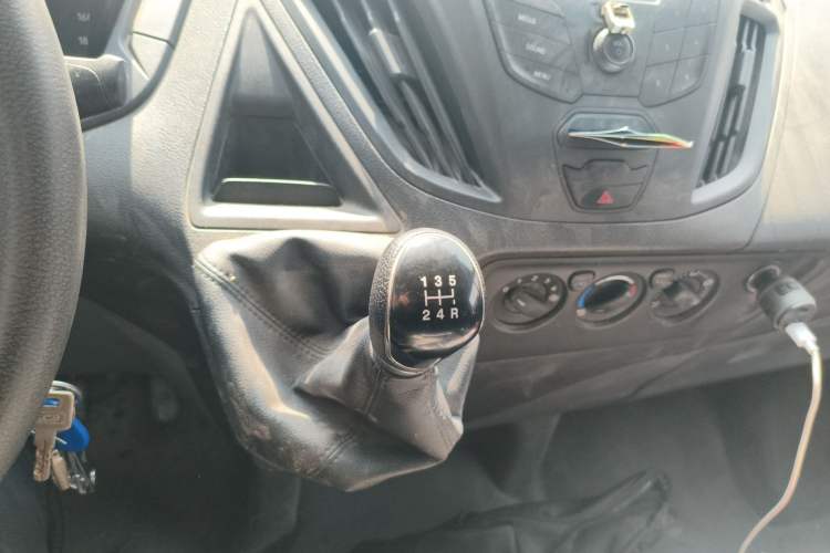 Used Ford Transit 2019 2.0T Gasoline Multi-Function Commercial Vehicle Short Wheelbase Mid-Roof 6-Seater China VI Standard Gear Lever