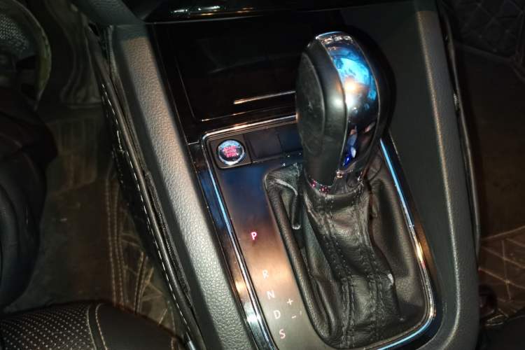 Used Volkswagen Sagitar 2015 230TSI Automatic Luxury Model Gear Lever