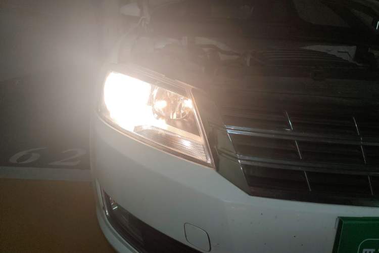 Used Volkswagen Lavida 2013 Restyled Classic 1.6L Automatic Comfort Edition Right Front Headlight