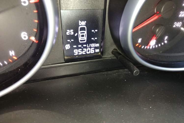 Used Haval H6 2011 Green Silence 2.0T Manual Two-Wheel Drive Urban Model
