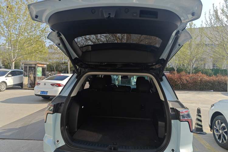 Used Chevrolet Equinox Plus 2024 102km RS Ultimate Edition Trunk