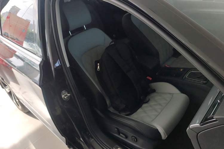 Used Volkswagen Magotan 2023 2 Million Units Limited Edition 330TSI DSG Leading Version
