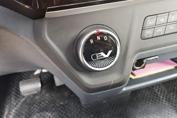 Used SAIC MAXUS EV30 2023 Pure-Electric Smart Logistics Expert with Long Wheelbase Guoxuan
