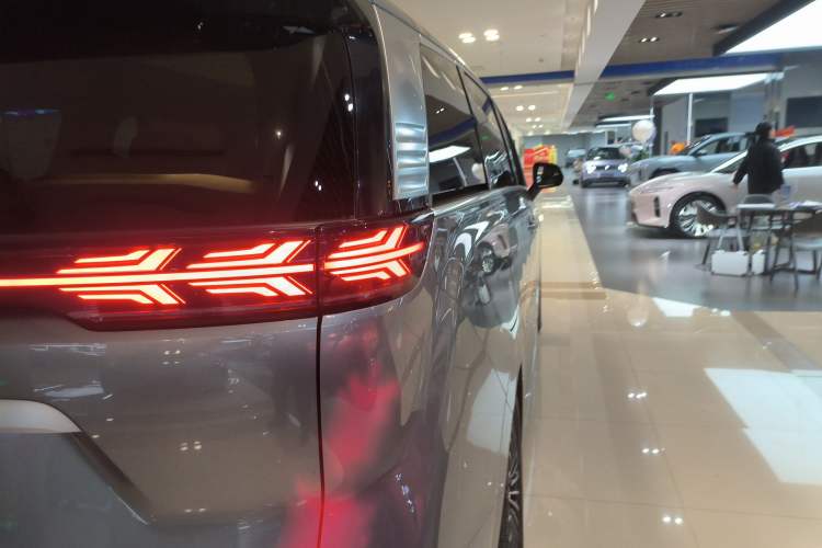 Used Denza D9 2022 EV 600 Four-Wheel Drive Prestige Model