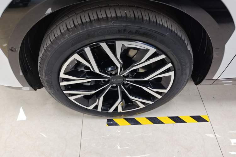 Used Lynk & Co 08 EM-P 2026 Model 160 Long-Range Ultra
