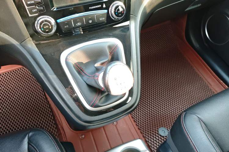 Used Haval H6 2014 Upgraded Model 2.0T Diesel Manual Two-Wheel Drive Elite Version