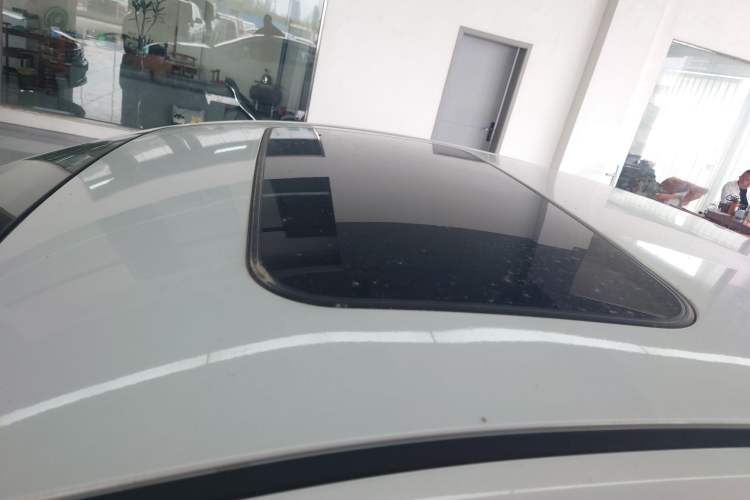 Used Mazda 3 Axela 2014 Sedan 1.5L Automatic Luxury Model Roof