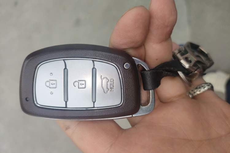 Used Hyundai ix25 2015 1.6L Automatic Two-Wheel-Drive Deluxe DLX Model
