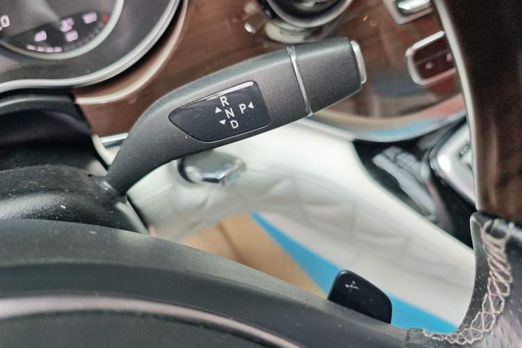 Used Mercedes-Benz V-Class 2020 V 260 Avantgarde Edition Gear Lever