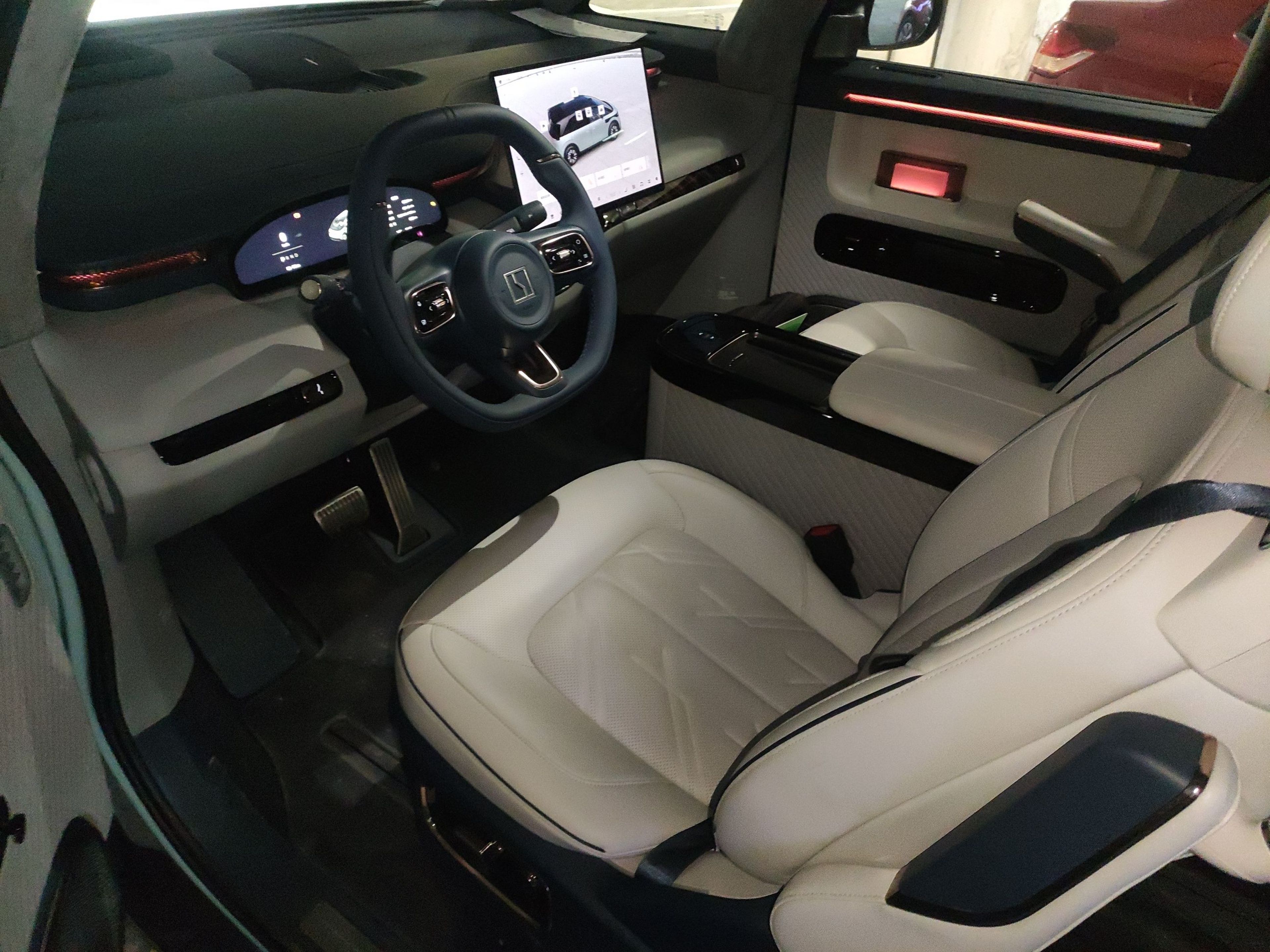 المقاعد الأمامية داخل السيارة